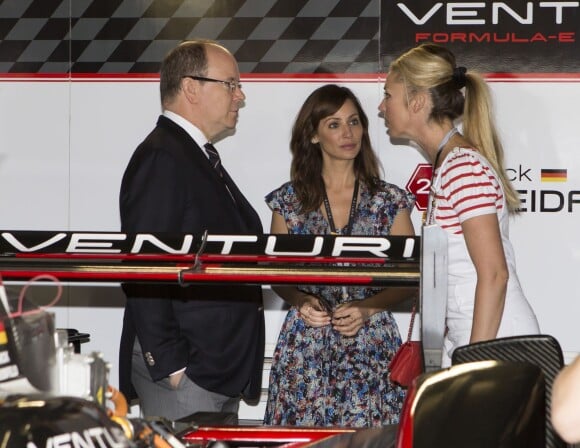 Le prince Albert II de Monaco avec Natalie Imbruglia et Tamara Beckwith le 9 mai 2015 lors du premier E-Prix de Monaco, 7e étape du championnat de Formule E (véhicules électriques).