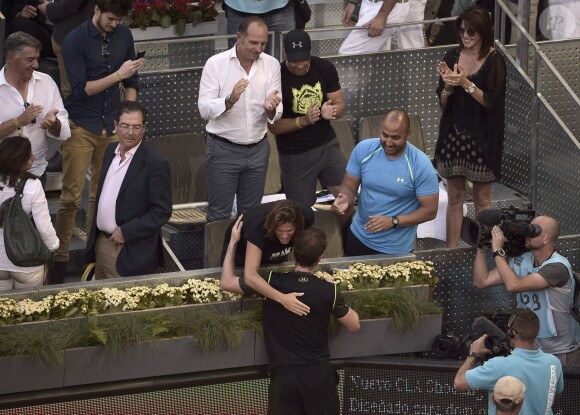 Amélie Mauresmo, enceinte, fécilicte Andy Murray après sa victoire sur Rafael Nadal en finale du Masters 1000 de Madrid le 10 mai 2015