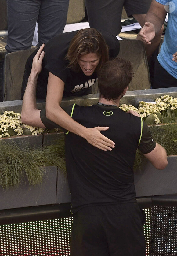 Amélie Mauresmo, enceinte, et Andy Murray, complices après la victoire de ce dernier sur Rafael Nadal lors de la finale du Masters 1000 de Madrid le 10 mai 2015
