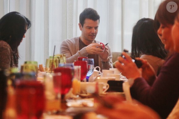 Exclusif - L'ancien chanteur du groupe "New Kids On The Block" Jordan Knight déjeune avec ses fans à Vancouver, le 22 novembre 2014.