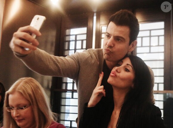 Exclusif - L'ancien chanteur du groupe "New Kids On The Block" Jordan Knight déjeune avec ses fans à Vancouver, le 22 novembre 2014.