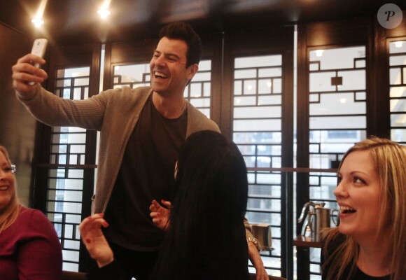 Exclusif - L'ancien chanteur du groupe "New Kids On The Block" Jordan Knight déjeune avec ses fans à Vancouver, le 22 novembre 2014.