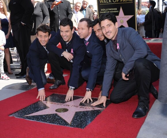 Le groupe New Kids on the Block (ou NKOTB), composé de Donnie Wahlberg, Jordan Knight, Jonathan Knight, Joey McIntyre, et Danny Wood, reçoit son étoile sur le Walk Of Fame en compagnie d'Arsenio Hall à Hollywood, le 9 octobre 2014