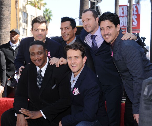 Le groupe New Kids on the Block (ou NKOTB), composé de Donnie Wahlberg, Jordan Knight, Jonathan Knight, Joey McIntyre, et Danny Wood, reçoit son étoile sur le Walk Of Fame en compagnie d'Arsenio Hall à Hollywood, le 9 octobre 2014
