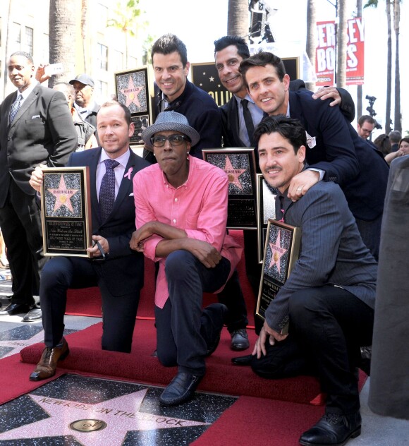 Le groupe New Kids on the Block (ou NKOTB), composé de Donnie Wahlberg, Jordan Knight, Jonathan Knight, Joey McIntyre, et Danny Wood, reçoit son étoile sur le Walk Of Fame en compagnie d'Arsenio Hall à Hollywood, le 9 octobre 2014