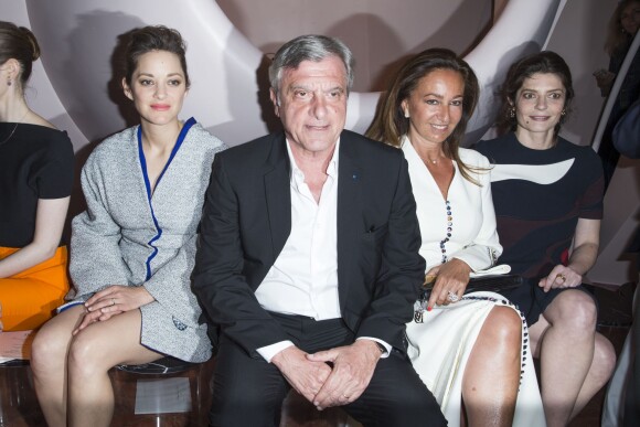 Marion Cotillard, Sidney Toledano et sa femme Katia Toledano et Chiara Mastroianni assistent au défilé Christian Dior croisière 2016 au Palais Bulles. Théoule-sur-Mer, le 11 mai 2015.