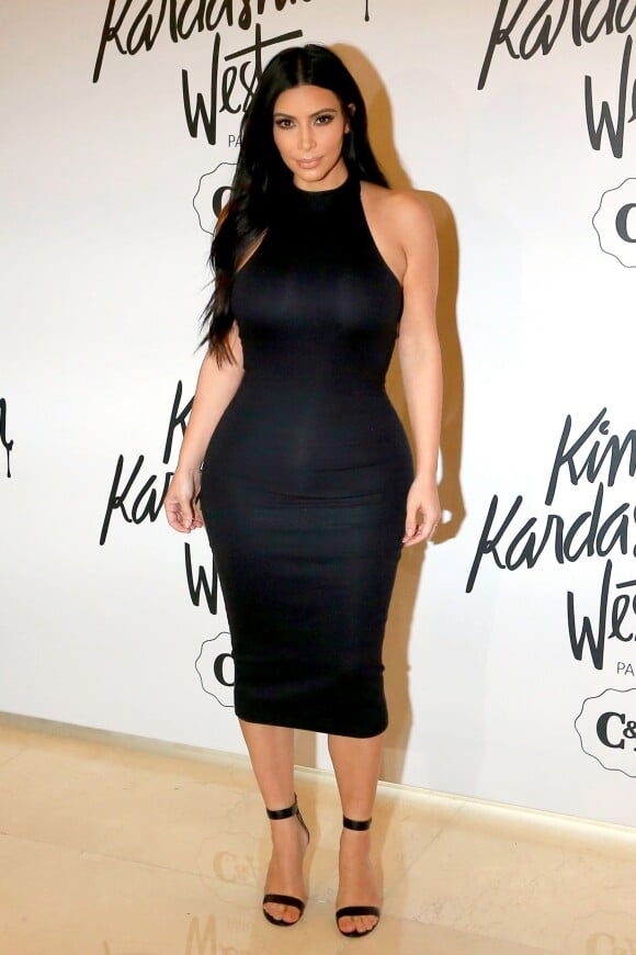Kim Kardashian, ultrasexy en robe et sandales Gianvito Rossi, participe à une conférence de presse pour le lancement de sa collection de vêtements pour C&A. São Paulo, le 11 mai 2015.