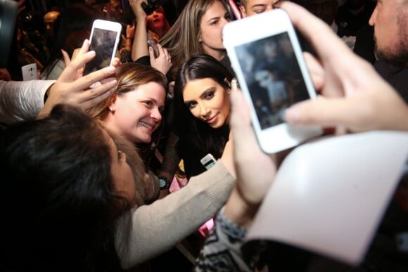 Kim Kardashian à la rencontre de ses fans brésiliens lors du lancement de sa collection de vêtements pour C&A, dans un magasin de la marque. São Paulo, le 11 mai 2015.