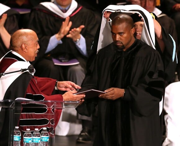 Kanye West, fait docteur "honoris causa" à la School of the Art Institute of Chicago, reçoit son diplôme des mains du président de l'école d'art, Walter Massey. Chicago, le 11 mai 2015.