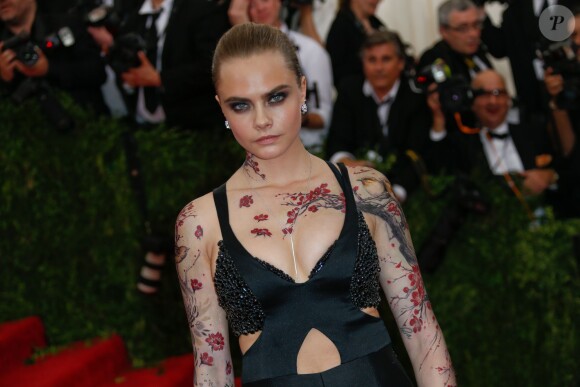 Cara Delevingne - Soirée Costume Institute Gala 2015 (Met Ball) au Metropolitan Museum, célébrant l'ouverture de Chine: à travers le miroir à New York. Le 4 mai 2015.