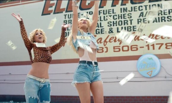 Britney Spears et la rappeuse Iggy Azalea dans le clip de Pretty Girls