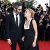 Emmanuelle Béart amoureuse et son compagnon Frédéric - Montée des marches du film "La Tête Haute" pour l'ouverture du 68e Festival du film de Cannes le 13 mai 2015.