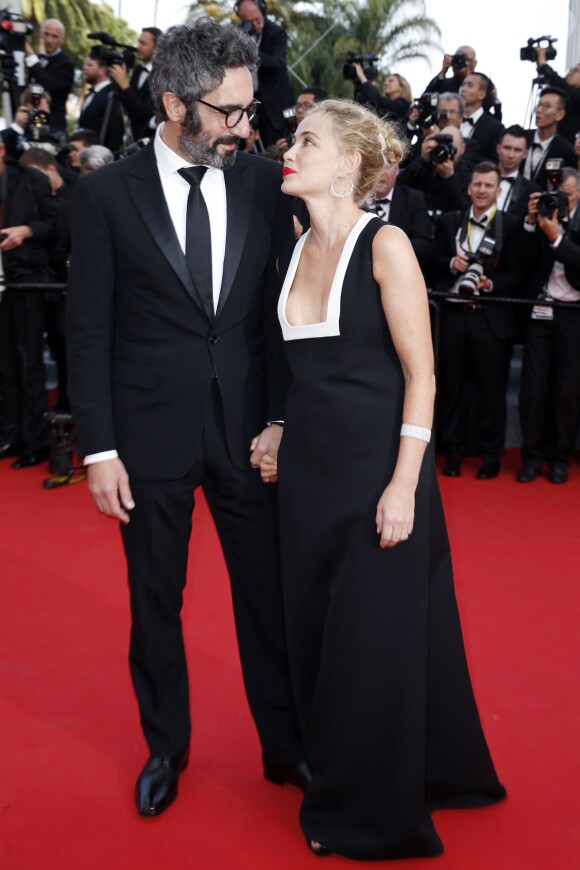 Emmanuelle Béart amoureuse et son compagnon Frédéric - Montée des marches du film "La Tête Haute" pour l'ouverture du 68e Festival du film de Cannes le 13 mai 2015.