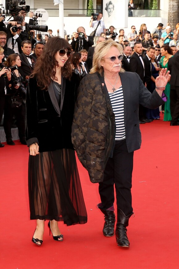Le chanteur Christophe et une amie - Montée des marches du film "La Tête Haute" pour l'ouverture du 68e Festival du film de Cannes le 13 mai 2015.