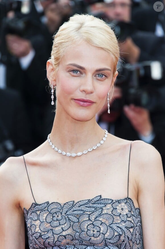 Aymeline Valade - Montée des marches du film "La Tête Haute" pour l'ouverture du 68e Festival du film de Cannes le 13 mai 2015.