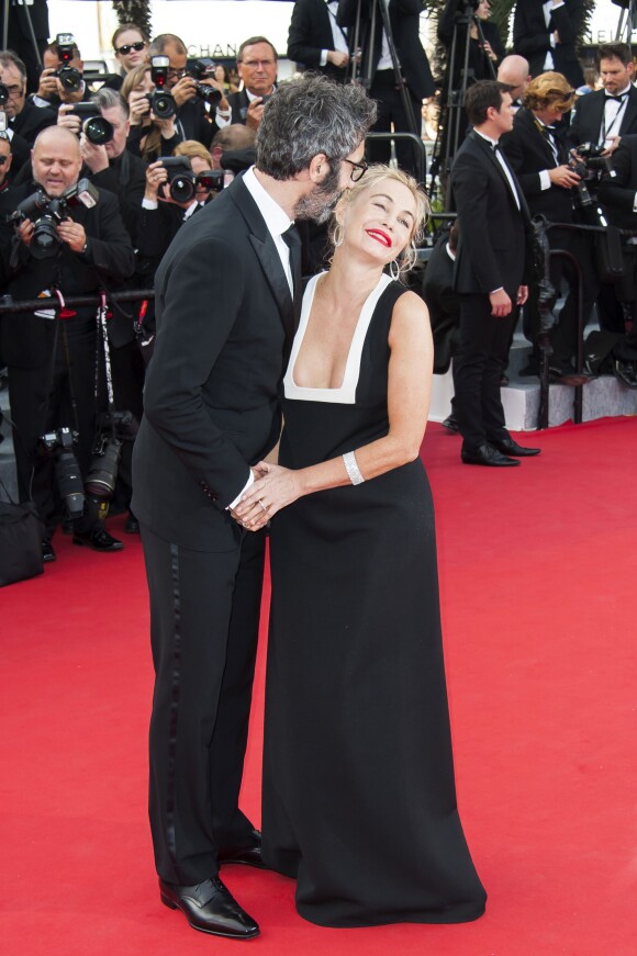 Emmanuelle Beart in love - Montée des marches du film "La Tête Haute" pour l'ouverture du 68e Festival du film de Cannes le 13 mai 2015.