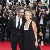 Emmanuelle Beart et son chéri - Montée des marches du film "La Tête Haute" pour l'ouverture du 68e Festival du film de Cannes le 13 mai 2015.