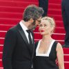Emmanuelle Beart tendrement amoureuse - Montée des marches du film "La Tête Haute" pour l'ouverture du 68e Festival du film de Cannes le 13 mai 2015.