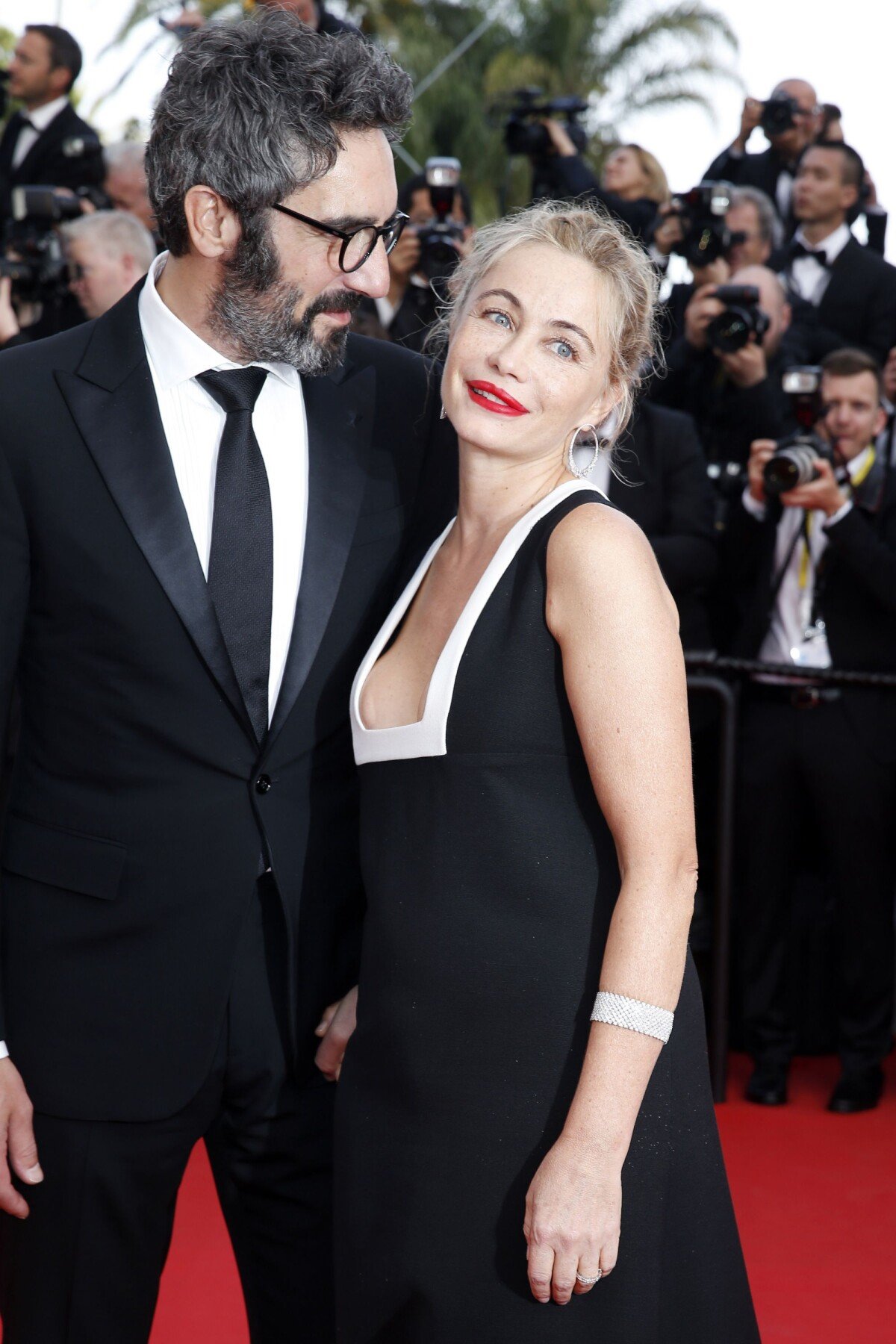 Emmanuelle Béart, in love, officialise à Cannes devant Marie Gillain très  sexy - Purepeople