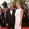 Fawaz Gruosi et Bar Refaeli, sublime en robe blanche Roland Mouret et bijoux de Grisogono lors de la cérémonie d'ouverture du 68e Festival de Cannes. Le 13 mai 2015.
