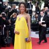 Noémie Lenoir, enceinte de 6 mois et habillée d'une robe jaune Chloé (collection printemps-été 2015), accessoirisée de boucles d'oreilles et de bracelets Montblanc lors de la cérémonie d'ouverture du 68e Festival de Cannes. Le 13 mai 2015.