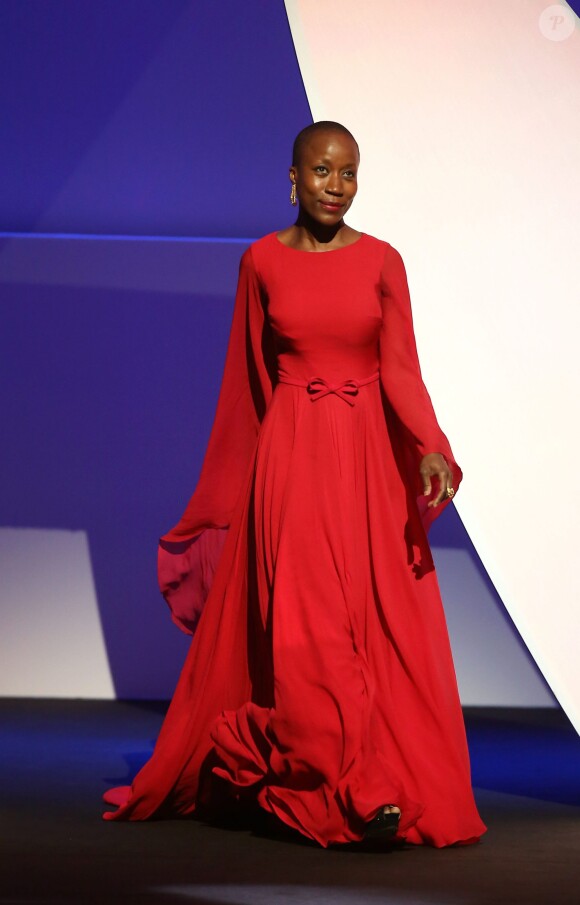 Rokia Traoré, habillée d'une robe haute couture Georges Hobeika (collection automne-hiver 2014-2015) lors de la cérémonie d'ouverture du 68e Festival de Cannes. Le 13 mai 2015.