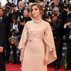 Clotilde Courau, habillée d'une robe haute couture Valentino (collection automne-hiver 2014-2015) accessoirisée d'un collier Bulgari, lors de la cérémonie d'ouverture du 68e Festival de Cannes. Le 13 mai 2015.