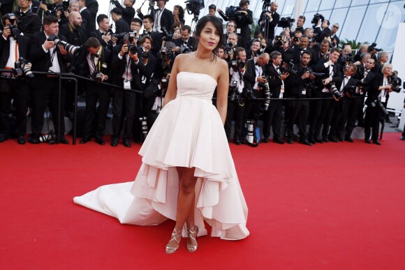 Leïla Bekhti, habillée d'une robe haute couture Giambattista Valli et de sandales Jimmy Choo lors de la cérémonie d'ouverture du 68e Festival de Cannes. Le 13 mai 2015.