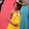 Noémie Lenoir, enceinte de 6 mois et habillée d'une robe jaune Chloé (collection printemps-été 2015), accessoirisée de boucles d'oreilles et de bracelets Montblanc lors de la cérémonie d'ouverture du 68e Festival de Cannes. Le 13 mai 2015.