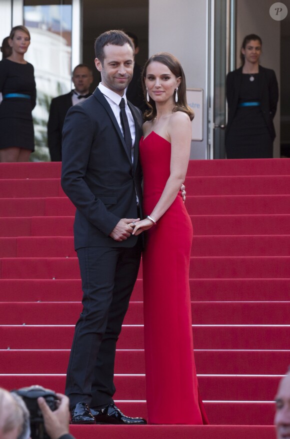 Benjamin Millepied et Natalie Portman, couple chic en Dior Homme et Christian Dior (robe bustier accessoirisée de boucles d'oreilles de Grisogono) lors de la cérémonie d'ouverture du 68e Festival de Cannes. Le 13 mai 2015.