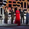 Les membres du jury Sophie Marceau, Xavier Dolan, Rokia Traoré (habillée d'une robe haute couture Georges Hobeika), Jake Gyllenhaal, Sienna Miller (en Lanvin), Rossy de Palma et Guillermo del Toro lors de la cérémonie d'ouverture du 68e Festival de Cannes. Le 13 mai 2015.