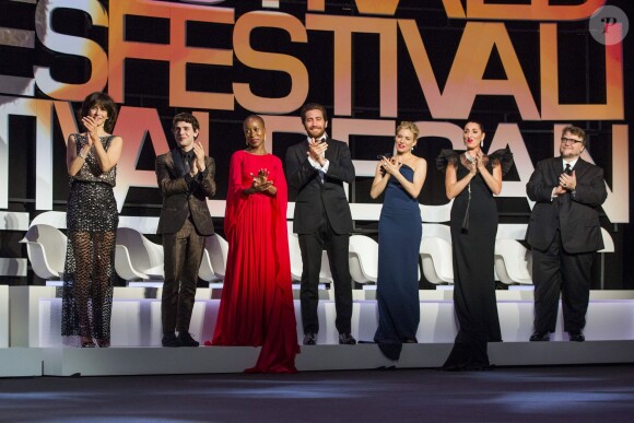 Les membres du jury Sophie Marceau, Xavier Dolan, Rokia Traoré (habillée d'une robe haute couture Georges Hobeika), Jake Gyllenhaal, Sienna Miller (en Lanvin), Rossy de Palma et Guillermo del Toro lors de la cérémonie d'ouverture du 68e Festival de Cannes. Le 13 mai 2015.
