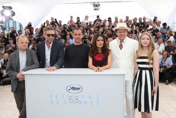 Toby Jones, Vincent Cassel, Matteo Garrone, Salma Hayel, John C. Reilly et Bebe Cave - Photocall du film "Tale of Tales" lors du 68e Festival International du Film de Cannes, le 14 mai 2015.