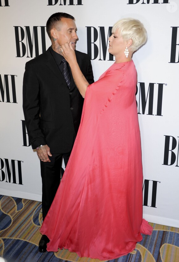 La chanteuse Pink et son mari Carey Hart - People au MBI Pop Music Awards à Los Angeles. Le 12 mai 2015 