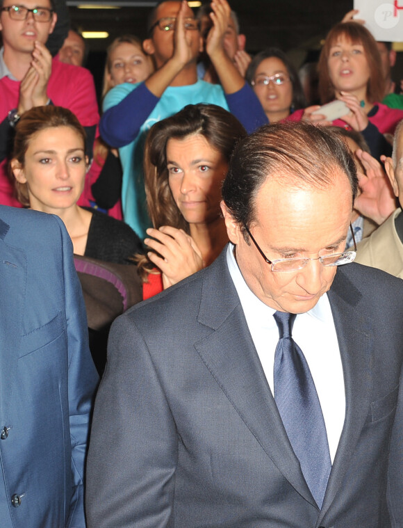 Francois Hollande, Julie Gayet, Aurelie Filippetti - Convention d'investiture de Francois Hollande pour l'élection présidentielle de 2012 à la Halle Freyssinet à Paris, le 22 octobre 2011