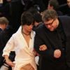 Sophie Marceau, accompagnée de Guillermo del Toro, a encore eu un souci sur le tapis rouge du Festival de Cannes le 14 mai 2015 : Sa robe portefeuille laisse voir sa culotte...