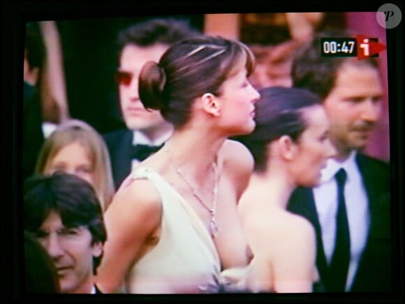 Sophie Marceau perd sa bretelle et laisse apparaître son sein lors du Festival de Cannes 2005