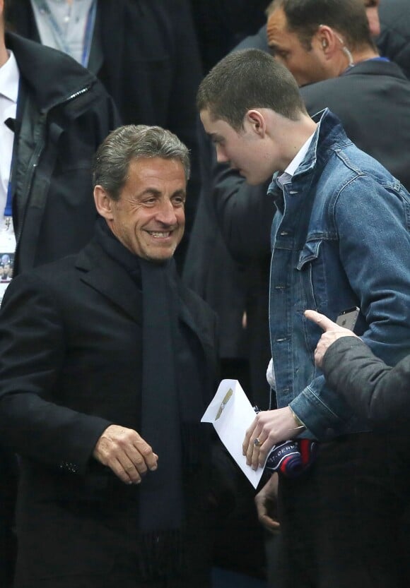 Nicolas Sarkozy et son fils Louis - People lors de la finale de football de la Coupe de la Ligue, PSG - Lyon (2-1), au Stade de France à Paris. Le 19 avril 2014.