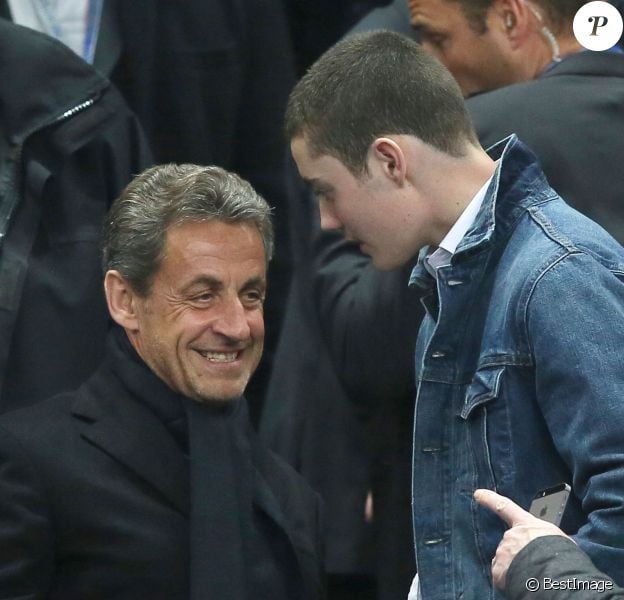 Nicolas Sarkozy et son fils Louis - People lors de la finale de football de la Coupe de la Ligue, PSG - Lyon (2-1), au Stade de France à Paris. Le 19 avril 2014.