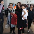 Aishwarya Rai et sa fille Aaradhya à l'aéroport de Nice le 15 mai 2015, se dirigeant vers le Festival de Cannes