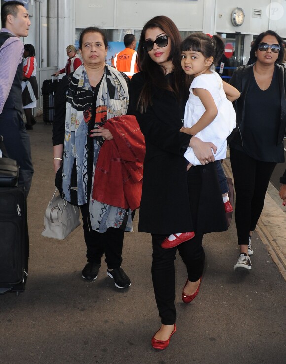 Aishwarya Rai et sa fille Aaradhya à l'aéroport de Nice le 15 mai 2015, se dirigeant vers le Festival de Cannes