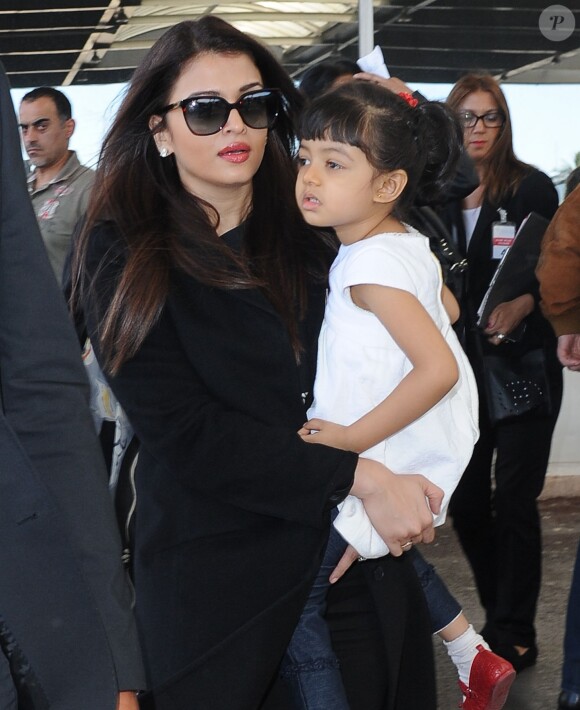 Aishwarya Rai et sa fille Aaradhya à l'aéroport de Nice le 15 mai 2015, se dirigeant vers le Festival de Cannes