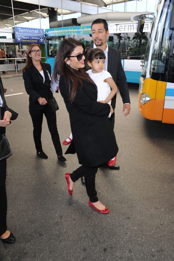 Aishwarya Rai et sa fille Aaradhya à l'aéroport de Nice le 15 mai 2015, se dirigeant vers le Festival de Cannes