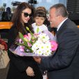 Aishwarya Rai et sa fille Aaradhya à l'aéroport de Nice le 15 mai 2015, se dirigeant vers le Festival de Cannes