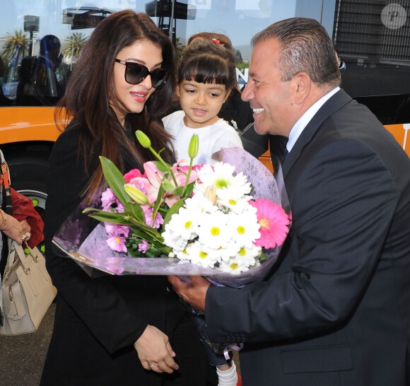 Aishwarya Rai et sa fille Aaradhya à l'aéroport de Nice le 15 mai 2015, se dirigeant vers le Festival de Cannes