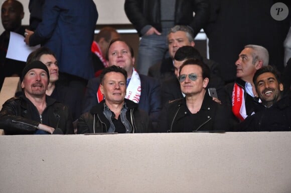 The Edge, Larry Mullen Jr. et Bono de U2 au stade Louis-II de Monaco le 17 mars 2015 lors d'une rencontre de Ligue des Champions.