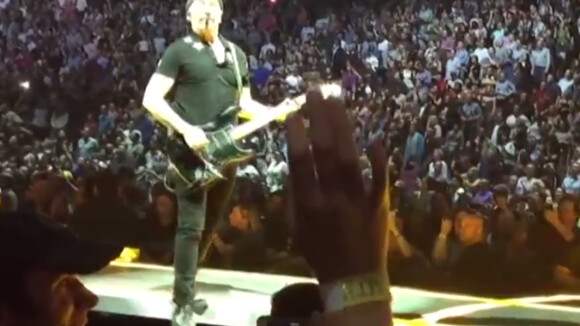 U2 : The Edge chute lourdement, un gadin en toute innocence !