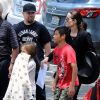 Angelina Jolie dans un parc avec ses enfants Shiloh, Zahara, Pax et Knox à Los Angeles, le 16 mai 2015