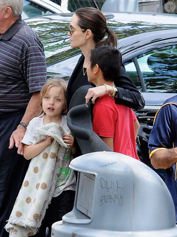 Angelina Jolie passe la journée dans un parc avec ses enfants Shiloh, Zahara, Pax et Knox à Los Angeles, le 16 mai 2015