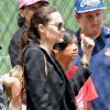 Angelina Jolie photographiée dans un parc avec ses enfants Shiloh, Zahara, Pax et Knox à Los Angeles, le 16 mai 2015